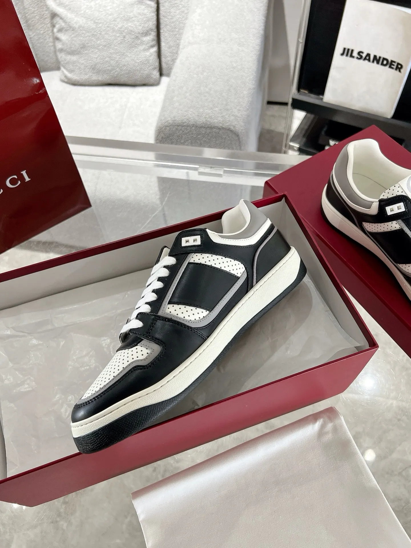 👟👟Ex-factory price 700👟👟 The latest casual sneakers for couples in white shoes❗️❗️ Original purchase, development and production. The sneakers are inspired by the classic sneakers of the 1970s, and the name is taken from the defensive movements in sports. This accessory is crafted from white leather, with an interlocking Double G stripe webbing embellished on the side, and the Gucci retro logo embellished on the shoe body. Original imported first-layer cowhide. Original custom-made soft sheepskin lining. Original open-molded TPU outsole. Bottom thickness: 2.5CM. Size: 35-44 (45 is custom-made and cannot be returned or exchanged)